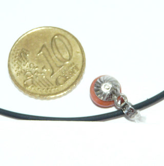 rundes Einzelstück, hellroter Korallenanhänger aus 925 Silber poliert mit einer Mittelmeerkoralle als Bouton, Durchmesser 7,8 mm, um 1940 - Goldschmiede Danilo