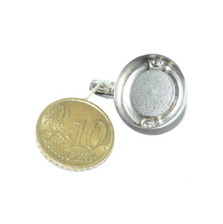 rundes Einzelstück, Vintage Bernsteinanhänger aus 835 Silber mit einem klaren natürlichen honigfarbenen Bernstein-Cabochon mit dunklem Einschluss, wulstiger Rand mit zwei Schnörkeln, Andreas Daub Pforzheim um 1960 - Goldschmiede Danilo