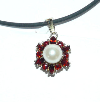 raffiniert gefertigtes Einzelstück aus unterschiedlichen Schliffformen, Vintage-Granat-Anhänger aus 333 Gold, runde Rosette aus 6 kleinen runden + 6 navetteförmigen Granaten, funkelnd facettiert im typischen Rot, in Krappen-Chatons gefaßt, Akoja-Perle in Mitte, Dreieckschlaufe, um 1990 -	Einzelstücke nur erhältlich bei www.danilogold-shop.de
