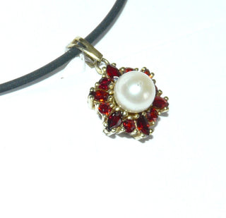 raffiniert gefertigtes Einzelstück aus unterschiedlichen Schliffformen, Vintage-Granat-Anhänger aus 333 Gold, runde Rosette aus 6 kleinen runden + 6 navetteförmigen Granaten, funkelnd facettiert im typischen Rot, in Krappen-Chatons gefaßt, Akoja-Perle in Mitte, Dreieckschlaufe, um 1990 -	Einzelstücke nur erhältlich bei www.danilogold-shop.de