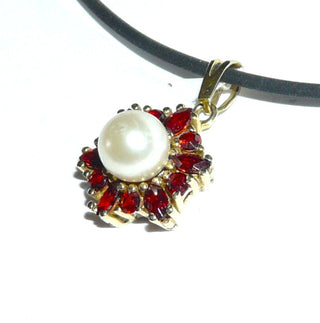 raffiniert gefertigtes Einzelstück aus unterschiedlichen Schliffformen, Vintage-Granat-Anhänger aus 333 Gold, runde Rosette aus 6 kleinen runden + 6 navetteförmigen Granaten, funkelnd facettiert im typischen Rot, in Krappen-Chatons gefaßt, Akoja-Perle in Mitte, Dreieckschlaufe, um 1990 -	Einzelstücke nur erhältlich bei www.danilogold-shop.de