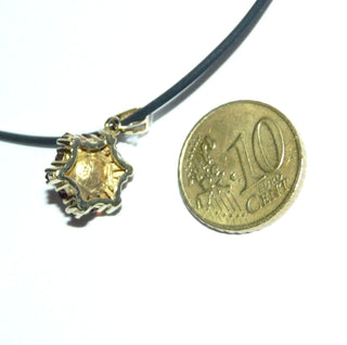 raffiniert gefertigtes Einzelstück aus unterschiedlichen Schliffformen, Vintage-Granat-Anhänger aus 333 Gold, runde Rosette aus 6 kleinen runden + 6 navetteförmigen Granaten, funkelnd facettiert im typischen Rot, in Krappen-Chatons gefaßt, Akoja-Perle in Mitte, Dreieckschlaufe, um 1990 -	Einzelstücke nur erhältlich bei www.danilogold-shop.de