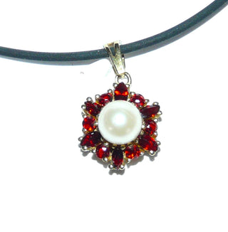 raffiniert gefertigtes Einzelstück aus unterschiedlichen Schliffformen, Vintage-Granat-Anhänger aus 333 Gold, runde Rosette aus 6 kleinen runden + 6 navetteförmigen Granaten, funkelnd facettiert im typischen Rot, in Krappen-Chatons gefaßt, Akoja-Perle in Mitte, Dreieckschlaufe, um 1990 - Einzelstücke nur erhältlich bei www.danilogold-shop.de