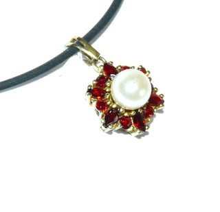 raffiniert gefertigtes Einzelstück aus unterschiedlichen Schliffformen, Vintage-Granat-Anhänger aus 333 Gold, runde Rosette aus 6 kleinen runden + 6 navetteförmigen Granaten, funkelnd facettiert im typischen Rot, in Krappen-Chatons gefaßt, Akoja-Perle in Mitte, Dreieckschlaufe, um 1990 - Einzelstücke nur erhältlich bei www.danilogold-shop.de