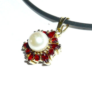 raffiniert gefertigtes Einzelstück aus unterschiedlichen Schliffformen, Vintage-Granat-Anhänger aus 333 Gold, runde Rosette aus 6 kleinen runden + 6 navetteförmigen Granaten, funkelnd facettiert im typischen Rot, in Krappen-Chatons gefaßt, Akoja-Perle in Mitte, Dreieckschlaufe, um 1990 - Einzelstücke nur erhältlich bei www.danilogold-shop.de
