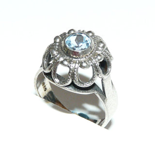 rundes Einzelstück, Vintage Silberring aus 835 Silber poliert mit einer hellblauen, funkelnd facettierten, runden Aquamarin-Replik in Zargenfassung, floral wirkender Kronenaufbau beim Ringoberteil, Ringweite 52,5, Art Deco um 1930 - Goldschmiede Danilo