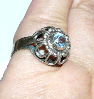 rundes Einzelstück, Vintage Silberring aus 835 Silber poliert mit einer hellblauen, funkelnd facettierten, runden Aquamarin-Replik in Zargenfassung, floral wirkender Kronenaufbau beim Ringoberteil, Ringweite 52,5, Art Deco um 1930 - Goldschmiede Danilo