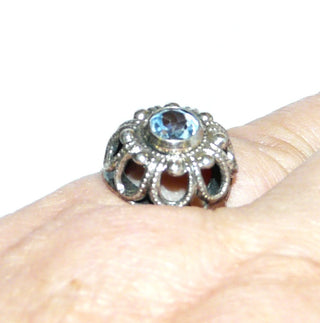 rundes Einzelstück, Vintage Silberring aus 835 Silber poliert mit einer hellblauen, funkelnd facettierten, runden Aquamarin-Replik in Zargenfassung, floral wirkender Kronenaufbau beim Ringoberteil, Ringweite 52,5, Art Deco um 1930 - Goldschmiede Danilo