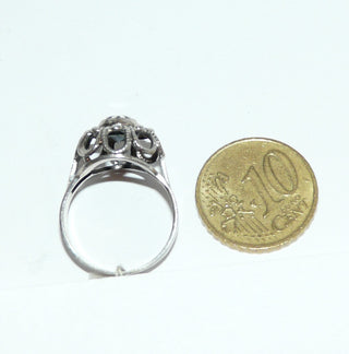 rundes Einzelstück, Vintage Silberring aus 835 Silber poliert mit einer hellblauen, funkelnd facettierten, runden Aquamarin-Replik in Zargenfassung, floral wirkender Kronenaufbau beim Ringoberteil, Ringweite 52,5, Art Deco um 1930 - Goldschmiede Danilo