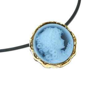 Handgefertigtes Unikat, runder blauer Gemmen-Anhänger, Kamee, aus einem Lagenachat in verlaufenden Blautönen geschnitten, hübsches, filigranausgearbeitetes Frauenportrait in massivem 585 Gold, Fassungsrand in Schmoroptik. zum Durchfädeln -	Handgefertigtes Unikat! Nur im Onlineshop von Juwelier & Goldschmiede Danilo!