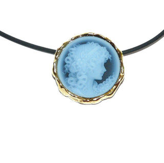 Handgefertigtes Unikat, runder blauer Gemmen-Anhänger, Kamee, aus einem Lagenachat in verlaufenden Blautönen geschnitten, hübsches, filigranausgearbeitetes Frauenportrait in massivem 585 Gold, Fassungsrand in Schmoroptik. zum Durchfädeln -	Handgefertigtes Unikat! Nur im Onlineshop von Juwelier & Goldschmiede Danilo!