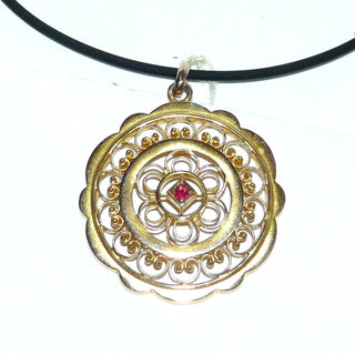 antikes Einzelstück, Vintage-Jugendstil-Anhänger aus poliertem 585 Gold, runde filigrane Rosette mit einer zeittypischen Rubin-Replik, um 1900 -	Vintage-Schmuck nur im Onlineshop von danilogold!