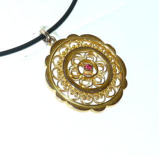 antikes Einzelstück, Vintage-Jugendstil-Anhänger aus poliertem 585 Gold, runde filigrane Rosette mit einer zeittypischen Rubin-Replik, um 1900 -	Vintage-Schmuck nur im Onlineshop von danilogold!