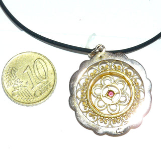 antikes Einzelstück, Vintage-Jugendstil-Anhänger aus poliertem 585 Gold, runde filigrane Rosette mit einer zeittypischen Rubin-Replik, um 1900 -	Vintage-Schmuck nur im Onlineshop von danilogold!