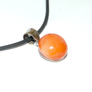 Retro-Einzelstück, runder, hellroter Korallen-Anhänger aus 925 Silber poliert, Naturkoralle als Bouton, Durchmesser 11,5 mm, Mariage aus alter Koralle und neuer Silberschale, um 1940 -	Vintage-Schmuck nur im Onlineshop von danilogold!