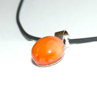 Retro-Einzelstück, runder, hellroter Korallen-Anhänger aus 925 Silber poliert, Naturkoralle als Bouton, Durchmesser 11,5 mm, Mariage aus alter Koralle und neuer Silberschale, um 1940 -	Vintage-Schmuck nur im Onlineshop von danilogold!