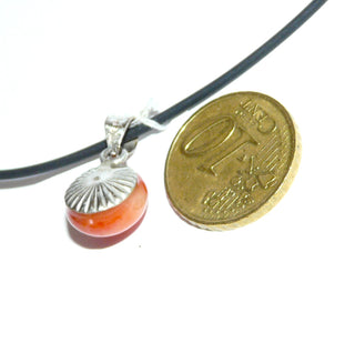 Retro-Einzelstück, runder, hellroter Korallen-Anhänger aus 925 Silber poliert, Naturkoralle als Bouton, Durchmesser 11,5 mm, Mariage aus alter Koralle und neuer Silberschale, um 1940 -	Vintage-Schmuck nur im Onlineshop von danilogold!