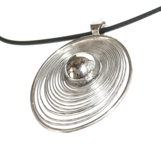 rundes Einzelstück, luftiger Retro-Taufringanhänger aus 925 Silber, konzentrische Drähte, Kreise um eine Halbschale herum angeordnet, Prägung zweier Ringe & einer Schale auf der Rückseite, kleine feste Schlaufe, um 1960 - Goldschmiede Danilo