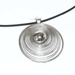 rundes Einzelstück, luftiger Retro-Taufringanhänger aus 925 Silber, konzentrische Drähte, Kreise um eine Halbschale herum angeordnet, Prägung zweier Ringe & einer Schale auf der Rückseite, kleine feste Schlaufe, um 1960 - Goldschmiede Danilo