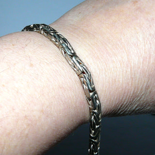 Einzelstück, rundes Königskordel-Armband, auch als Herrenarmband geeignet, aus massivem 925 Silber, liegt eher wie ein Armreif, poliert, 21 cm lang, Durchmesser 5 mm, verzierte Endkappen, Hakenverschluß -	Nur erhältlich im Onlineshop von Juwelier & Goldschmiede Danilo!