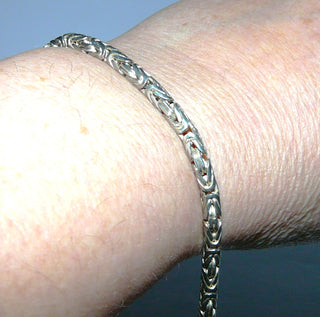 schlichtes Einzelstück, rundes Königskordel-Armband, wegen seiner Länge auch schön als Herrenarmband, aus massiv 925 Silber, wirkt am Arm fast wie ein Armreif, poliert, 20,5 cm lang, Durchmesser 3,8 mm, verzierte Endkappen, Hakenverschluß -	Herrenschmuck in Gold & Silber nur bei www.danilogold-shop.de