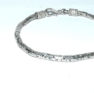rundes Einzelstück, Königskordel-Armband, auch als Herrenarmband aus massiv 925 Silber, liegt eher wie ein Armreifen, poliert, 20,5 cm lang, Durchmesser 3,6 mm, verzierte Endkappen, Hakenverschluß - Goldschmiede Danilo
