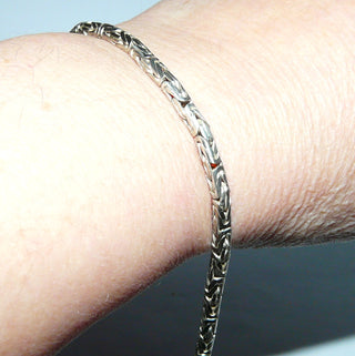 rundes Einzelstück, Königskordel-Armband, auch als Herrenarmband aus massiv 925 Silber, liegt eher wie ein Armreifen, poliert, 20,5 cm lang, Durchmesser 3,6 mm, verzierte Endkappen, Hakenverschluß - Goldschmiede Danilo