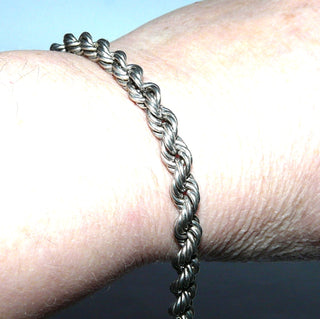Retro Einzelstück, rundes Vintage-Armband im klassischen Kordelmuster aus 835 Silber, poliert, 19,5 cm lang, Durchmesser 6 mm, Federring, um 1950  - Vintage-Schmuck nur im Onlineshop von danilogold!  