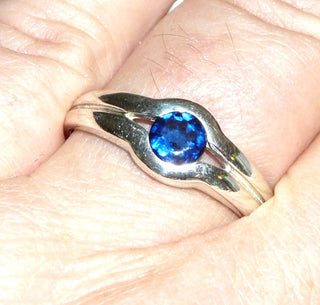 saphirblaues Einzelstück, runder Banding, Herrenring aus massiv 925 Silber mit einem Luftschnitt, poliert, mit einem runden, funkelnd facettierten, blauen Zirkonia als Saphir-Replik, Ringweite 62 - Goldschmiede Danilo