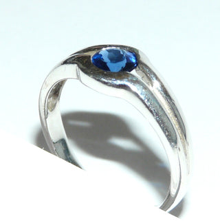 saphirblaues Einzelstück, runder Banding, Herrenring aus massiv 925 Silber mit einem Luftschnitt, poliert, mit einem runden, funkelnd facettierten, blauen Zirkonia als Saphir-Replik, Ringweite 62 - Goldschmiede Danilo