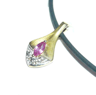 schlankes Einzelstück, Rubin-Pendel-Anhänger aus 333 Gold mit einem navetteförmigen, funkelnd facettierten Rubin scheinbar schwebend in 2-Krapper-Chaton gehalten, matt diamantierte goldene Fläche + rhodinierter, funkelnder Verschnitt ohne Steine am unteren Ende, zum Durchfädeln-	Einzelstücke nur erhältlich bei www.danilogold-shop.de