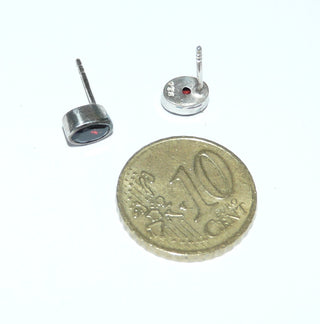 Einzelstücke, Granat-Ohrstecker aus 925 Silber mit je einem ovalen, funkelnd facettierten Granat in schöner Farbe in Zargenfassungen. Dazu paßt Anhänger An 0232 + Ringe Ri 0478, 0151, 0183, 0147 -	Nur erhältlich im Onlineshop von Juwelier & Goldschmiede Danilo!
