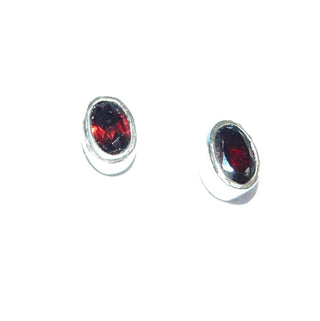 schlichte Einzelstücke, Granat-Ohrstecker aus 925 Silber mit je einem schmal-ovalen, funkelnd facettierten Granat in schöner Farbe in Zargenfassungen - Nur erhältlich im Onlineshop von Juwelier & Goldschmiede Danilo!