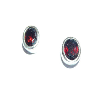 schlichte Einzelstücke, Granat-Ohrstecker aus 925 Silber mit je einem schmal-ovalen, funkelnd facettierten Granat in schöner Farbe in Zargenfassungen - Nur erhältlich im Onlineshop von Juwelier & Goldschmiede Danilo!