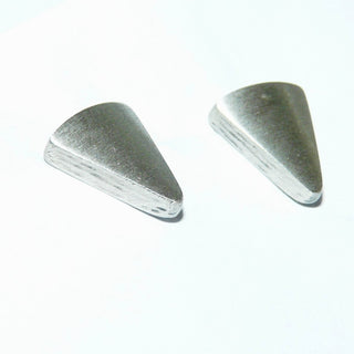 Einzelstücke, Nordform-Design, schlichte Silber-Ohrstecker "abgerundete Dreiecke", auch für Herren geeignet, aus 925 Silber, seidenmatt, in den Tiefen geschwärzt. Anlaufgeschützt. Die gesamte skandinavische / finnische Nordform-Kollektion ist so designt, daß fast alle Schmuckstücke miteinander kombinierbar sind. Dazu paßt jedes Stück der Nordform-Kollektion. 
- Finnlandschmuck bei Goldschmiede Danilo

