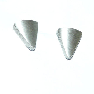 Einzelstücke, Nordform-Design, schlichte Silber-Ohrstecker "abgerundete Dreiecke", auch für Herren geeignet, aus 925 Silber, seidenmatt, in den Tiefen geschwärzt. Anlaufgeschützt. Die gesamte skandinavische / finnische Nordform-Kollektion ist so designt, daß fast alle Schmuckstücke miteinander kombinierbar sind. Dazu paßt jedes Stück der Nordform-Kollektion. 
- Finnlandschmuck bei Goldschmiede Danilo

