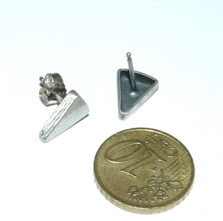 Einzelstücke, Nordform-Design, schlichte Silber-Ohrstecker "abgerundete Dreiecke", auch für Herren geeignet, aus 925 Silber, seidenmatt, in den Tiefen geschwärzt. Anlaufgeschützt. Die gesamte skandinavische / finnische Nordform-Kollektion ist so designt, daß fast alle Schmuckstücke miteinander kombinierbar sind. Dazu paßt jedes Stück der Nordform-Kollektion. 
- Finnlandschmuck bei Goldschmiede Danilo
