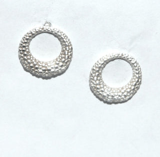 Einzelstücke, Ohrstecker "Donut" aus 925 Silber weißgesiedet, mit Kügelchen besetzter, asymmetrischer, schmaler Kreis, hinter dem der Stift angebracht ist. Schlicht und leicht wirkender Ohrstecker. -	Einzelstücke nur erhältlich bei www.danilogold-shop.de