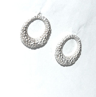 Einzelstücke, Ohrstecker "Donut" aus 925 Silber weißgesiedet, mit Kügelchen besetzter, asymmetrischer, schmaler Kreis, hinter dem der Stift angebracht ist. Schlicht und leicht wirkender Ohrstecker. -	Einzelstücke nur erhältlich bei www.danilogold-shop.de