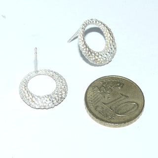 Einzelstücke, Ohrstecker "Donut" aus 925 Silber weißgesiedet, mit Kügelchen besetzter, asymmetrischer, schmaler Kreis, hinter dem der Stift angebracht ist. Schlicht und leicht wirkender Ohrstecker. -	Einzelstücke nur erhältlich bei www.danilogold-shop.de