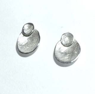 Einzelstücke, Ohrstecker "Doppelschale" aus 925 Silber, zwei kleine, aufeinander gelötete Schalen, weißgesiedet, eismatt mit polierten Kanten.  -	Nur erhältlich im Onlineshop von Juwelier & Goldschmiede Danilo!