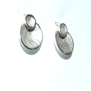 Einzelstücke, Ohrstecker "Doppelschale" aus 925 Silber, zwei kleine, aufeinander gelötete Schalen, weißgesiedet, eismatt mit polierten Kanten.  -	Nur erhältlich im Onlineshop von Juwelier & Goldschmiede Danilo!