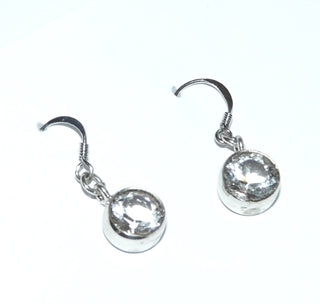 Einzelstücke, Unikat-Ohrhänger aus 925 Silber mit je einem runden, funkelnd facettierten Bergkristall in Zargenfassungen, Fischerhaken. Dazu paßt zu Ring Ri 0219, 0470 bis 0475 -	Unikatschmuck nur erhältlich im Onlineshop von Juwelier & Goldschmiede Danilo! 