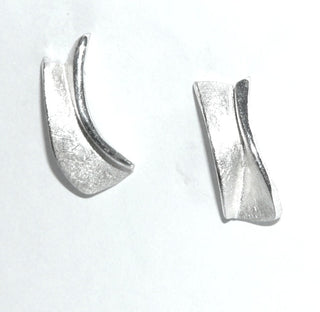 schlichte Einzelstücke, längliche Ohrstecker "Finnfeelings" aus 925 Silber, weißgesiedet, matt + poliert, asymmetrischer, längs geknickter / gefalteter Stab. -	skandinavisches Design zuhause bei www.danilogold-shop.de