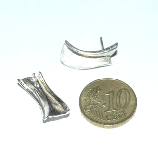 schlichte Einzelstücke, längliche Ohrstecker "Finnfeelings" aus 925 Silber, weißgesiedet, matt + poliert, asymmetrischer, längs geknickter / gefalteter Stab. -	skandinavisches Design zuhause bei www.danilogold-shop.de