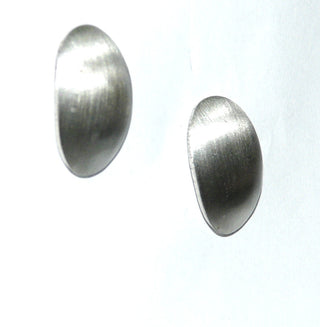 schlichte Einzelstücke, ovale Silberohrstecker aus massiv 925 Silber, aufgewölbtes Oval, seidenmattiert, elegant & dezent. Zu fast jedem Silberschmuck kombinierbar - Goldschmiede Danilo