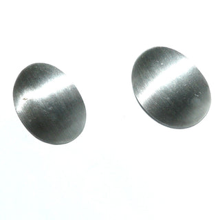 schlichte Einzelstücke, ovale Silberohrstecker aus massiv 925 Silber, aufgewölbtes Oval, seidenmattiert, elegant & dezent. Zu fast jedem Silberschmuck kombinierbar - Goldschmiede Danilo