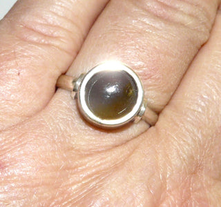Einzelstück, schlichter Achat-Ring aus Silber, runder, hellbrauner Achat-Cabochon, eingefaßt in glatter Zargenfassung, poliert, Ringweite 60 -	Unikatschmuck nur erhältlich im Onlineshop von Juwelier & Goldschmiede Danilo! 