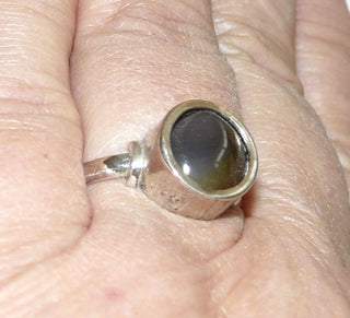 Einzelstück, schlichter Achat-Ring aus Silber, runder, hellbrauner Achat-Cabochon, eingefaßt in glatter Zargenfassung, poliert, Ringweite 60 -	Unikatschmuck nur erhältlich im Onlineshop von Juwelier & Goldschmiede Danilo! 