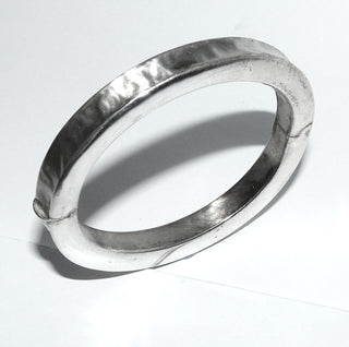 schlichtes Einzelstück, Armreif, Armspange aus 925 Silber mit Hammerschlag mattiert, Seitenflächen poliert, Kastenschloß, Innenform oval, 9 mm breit, Innenumfang 18 cm -	Unikatschmuck nur erhältlich im Onlineshop von Juwelier & Goldschmiede Danilo! 